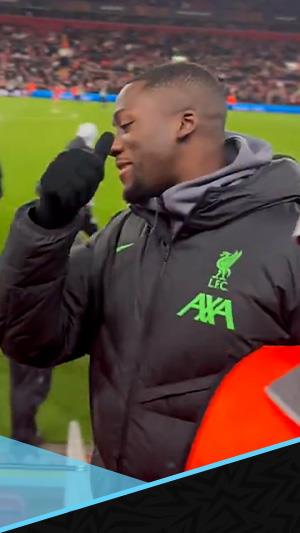 نجم ليفربول يبادل أحد المشجعين التهنئة بحلول شهر رمضان